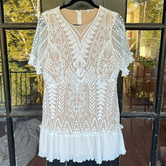 BaeVely Chloe Bell Sleeve Ruffle Hem Lace White Boho Dress Size Large - Picture 4 of 7